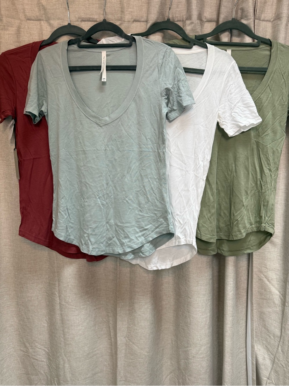 4 Aritzia Babaton Foundation Everyday V-Neck Tee